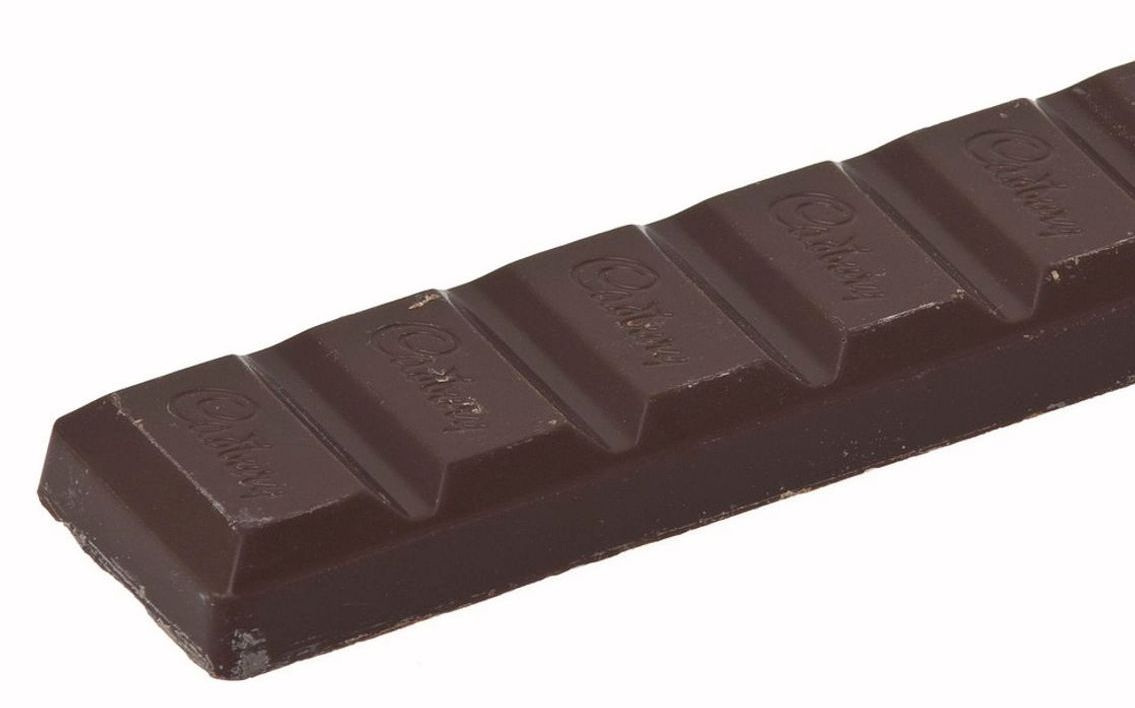 Un bombón de chocolate artesanal sobre papel de seda